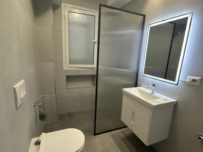 Kompletim tualeti, wc dhe bide, mobilje pvc dhe xham statik Kompletim tualeti, wc dhe bide, mobilje pvc dhe xham statik